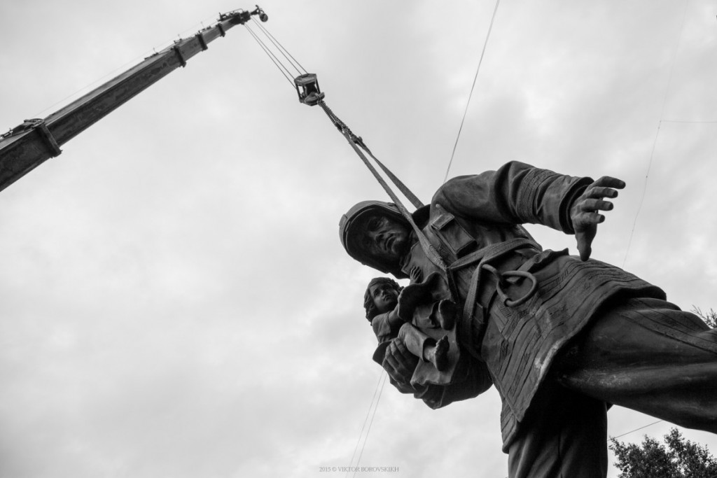 Установка памятника пожарным и Спасателям в городе Новосибирске. 09.06.2015. фотограф - Виктор Боровских