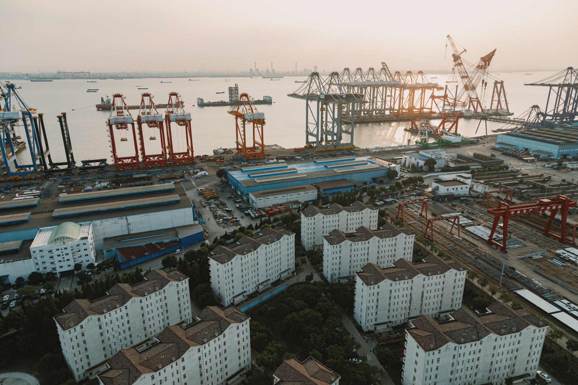 ZPMC(上海振華重工股份有限公司)重型機械有限公司是中國最大的港口、海工及船舶設備、工程船舶和大型金屬結構製造商。 攝影師維克多·博羅夫斯基赫