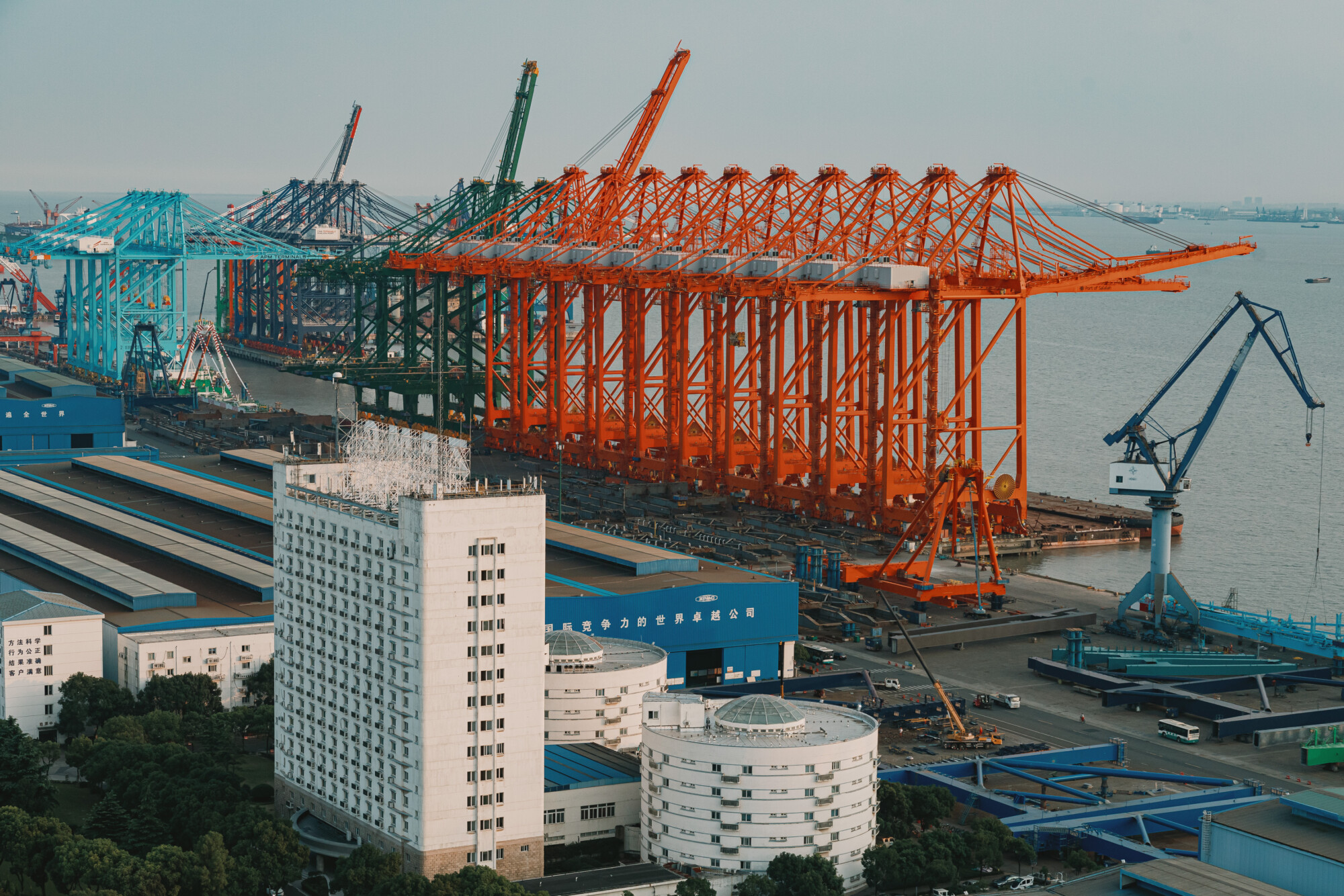 ZPMC(上海振華重工股份有限公司)重型機械有限公司是中國最大的港口、海工及船舶設備、工程船舶和大型金屬結構製造商。 攝影師維克多·博羅夫斯基赫