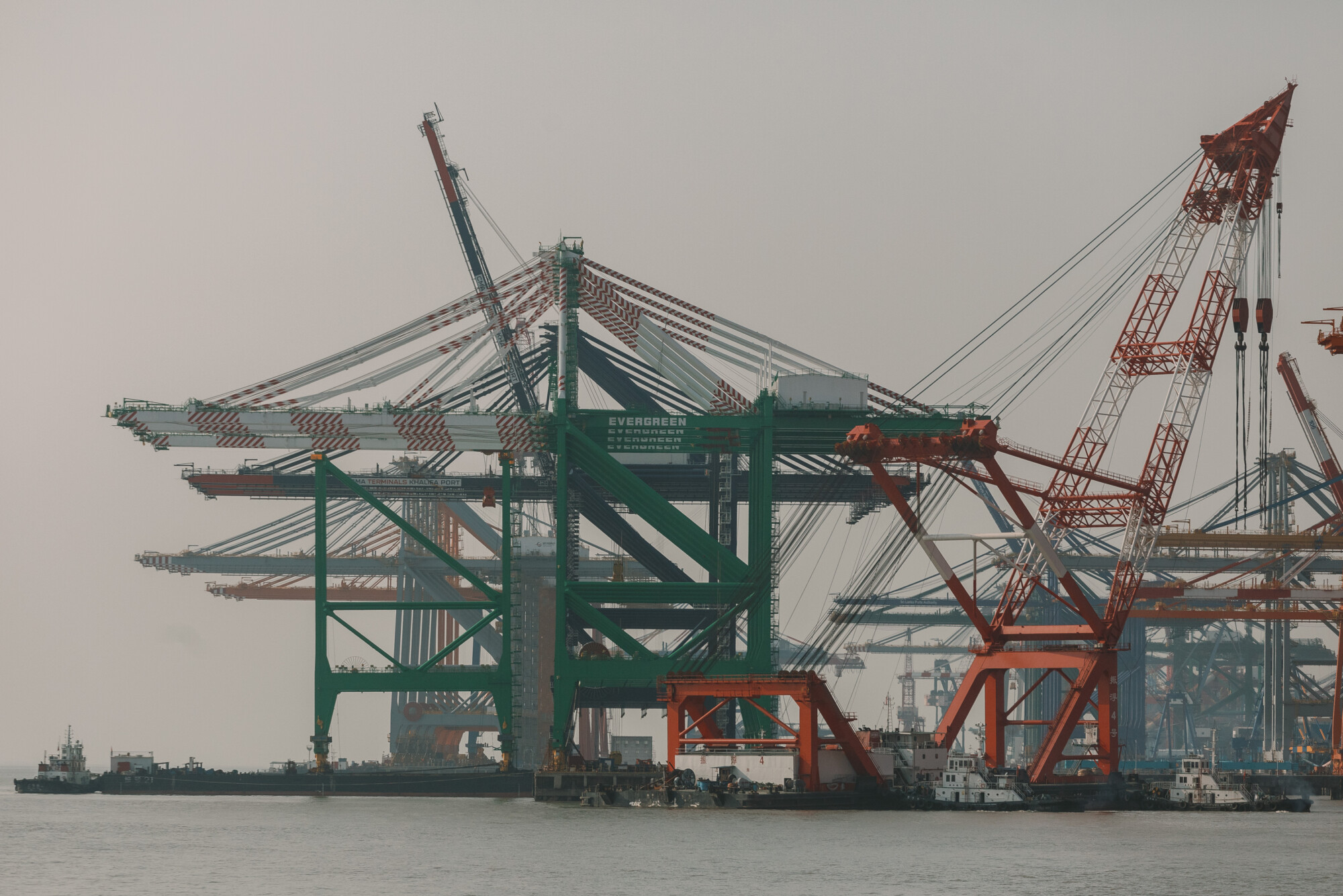 ZPMC(上海振華重工股份有限公司)重型機械有限公司是中國最大的港口、海工及船舶設備、工程船舶和大型金屬結構製造商。 攝影師維克多·博羅夫斯基赫